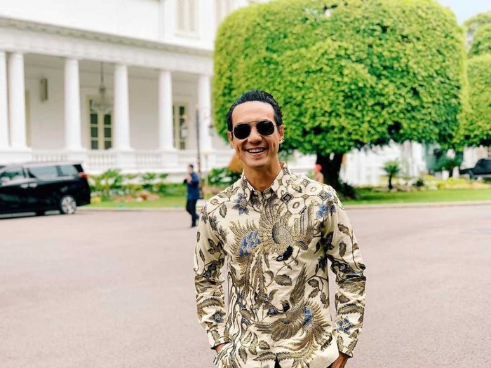 Last but not least, Daniel Mananta.  Yup, the artist who is also familiarly called VJ Daniel is indeed famous for his love of Indonesian culture, one of which is batik.  So do not be surprised if he often wears batik at various moments.  (Photo: Instagram @vjdaniel)