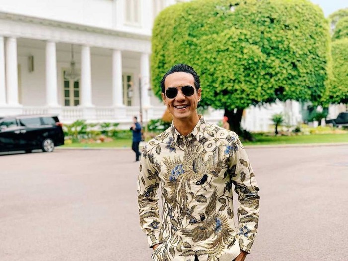 Last but not least, Daniel Mananta. Yup, artis yang juga akrab disapa VJ Daniel ini memang terkenal begitu mencintai budaya Indonesia salah satunya batik. Sehingga tidak heran jika ia kerap memakai batik di berbagai momen. (Foto: Instagram @vjdaniel)