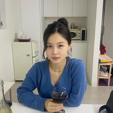 Wajah Polos Lee Hi yang Disebut Mirip Song Hye Kyo
