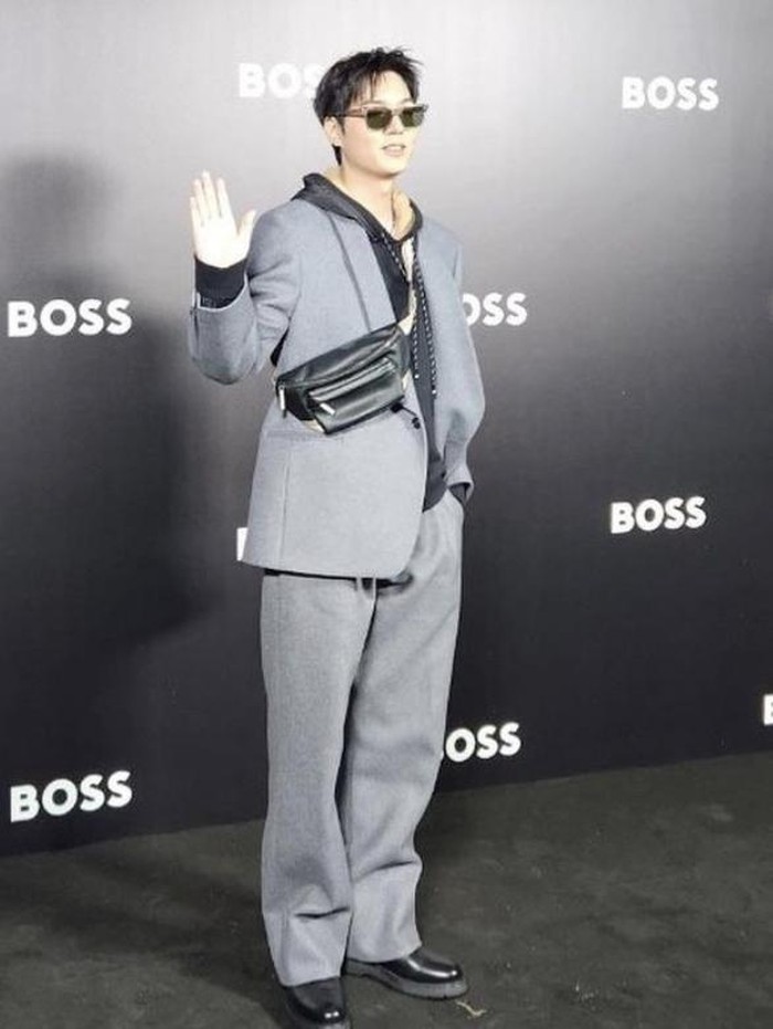 Aktor Lee Min Ho hadir sebagai tamu spesial dari brand Boss, mengenakan suit berwarna abu-abu, yang dipadukan dengan hoodie warna hitam sebagai dalaman yang membuat gaya OOTD-nya semakin trendy/ foto: instagram.com/actorleeminho