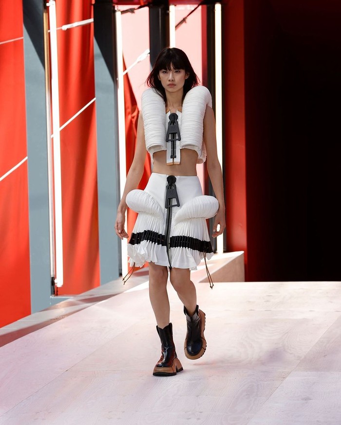Model dan aktris Squid Game, Jung Ho Yeon tampil edgy dalam busana unik di fashion show Louis Vuitton. Foto: Instagram Louis Vuitton