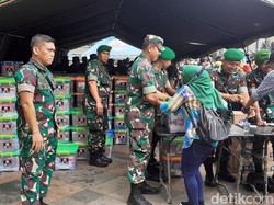 Mabes TNI Bagikan Sembako untuk Warga di Area Bundaran HI
