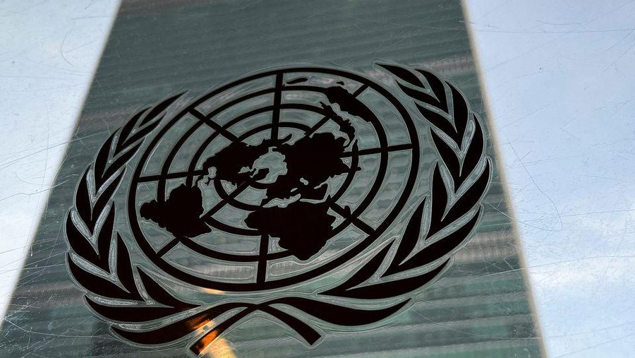 Markas PBB di New York, Amerika Serikat The United Nations headquarters building is pictured with a UN logo in the Manhattan borough of New York City, New York, U.S., March 1, 2022. REUTERS/Carlo Allegri/File Photo