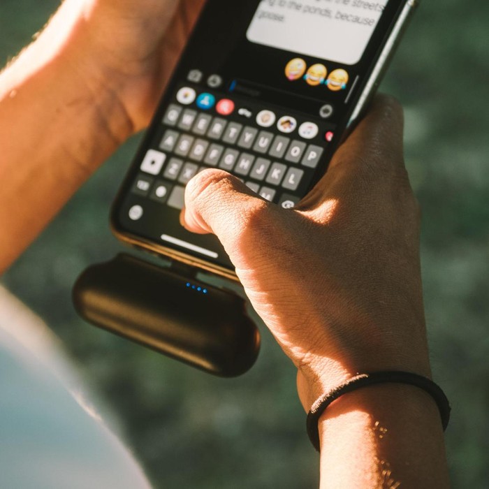 Mengirim pesan/ Foto: Pexels.com/ Karl Solano