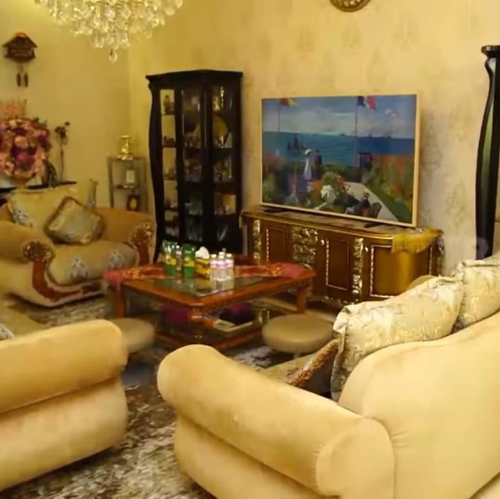 <p>Nadia Stefanie yang dulu sempat memerankan tokoh 'superhero' Saras 008, kini sudah jadi pengusaha sukses. Kini, ia sudah memiliki rumah mewah, lho, Bunda. Rumah mewahnya ini didominasi warna <em>gold.</em> (Foto: YouTube TRANS7 OFFICIAL)</p>