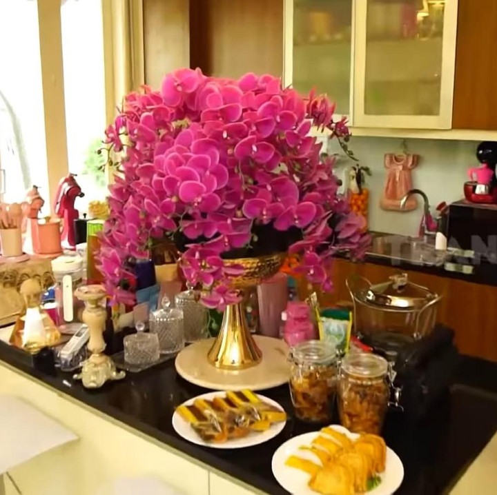 <p>Meski dapurnya tidak terlalu luas seperti ruang lainnya, Nadia tetap melengkapinya dengan furnitur elegan sehingga membuat dapur ini tetap terlihat mewah. (Foto: YouTube TRANS7 OFFICIAL)</p>
