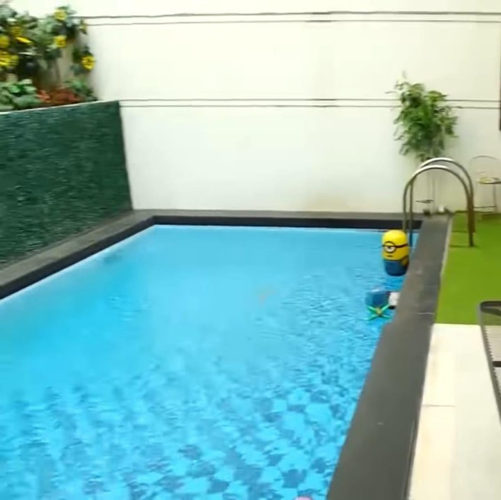 <p>Rumah mewah ini juga memiliki fasilitas kolam renang yang dilengkapi dengan tempat duduk untuk bersantai tepat di pinggir kolamnya. (Foto: YouTube TRANS7 OFFICIAL)</p>