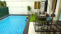 <p>Rumah mewah ini juga memiliki fasilitas kolam renang yang dilengkapi dengan tempat duduk untuk bersantai tepat di pinggir kolamnya. (Foto: YouTube TRANS7 OFFICIAL)</p>