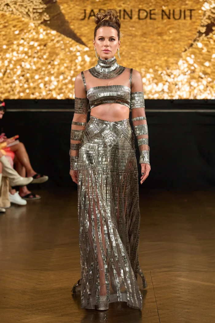 Aktris Kate Beckinsale tampil menarik atensi dalam busana bergaya futuristik glamor kala berjalan di fashion show desainer Naeem Khan di New York Fashion Week. Foto: Isidore Montag / Gorunway.com/ Vogue
