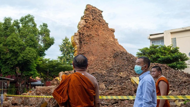 FOTO: Pagoda Thailand Berdiri Lima Abad, Kini Ambruk Diterjang Hujan