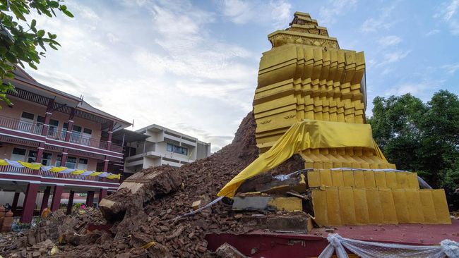 FOTO: Pagoda Thailand Berdiri Lima Abad, Kini Ambruk Diterjang Hujan