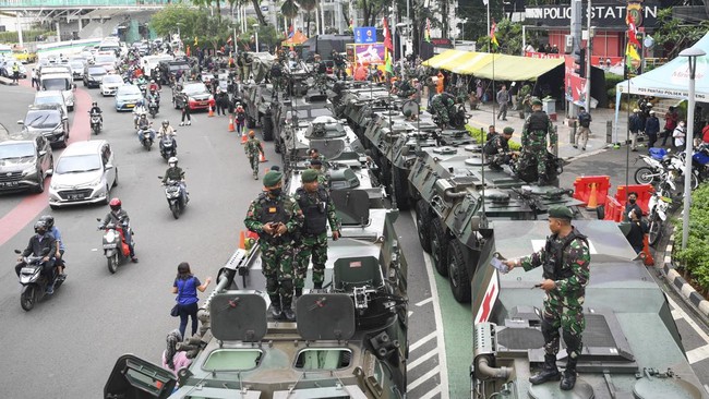 Ketua Fraksi Partai Golkar Sarmuji menyebut prajurit aktif TNI yang menduduki jabatan sipil harus diatur dalam RUU TNI.