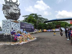 Air Mata dan Bunga Duka Banjiri Patung Singa Stadion Kanjuruhan