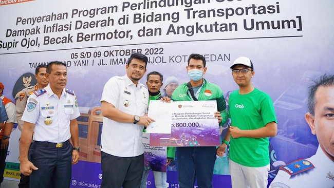 Wali Kota Medan Bobby Nasution secara simbolik memberikan subsidi kepada para driver ojol, betor, dan angkutan umum lainnya di Kota Medan.