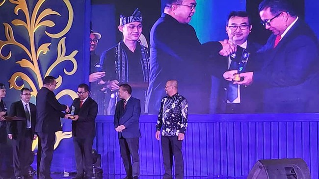 Penghargaan tersebut merupakan wujud apresiasi IPB kepada mitra IPB, khususnya Pemprov Sulbar yang memiliki andil besar dalam pengabdian pada masyarakat.