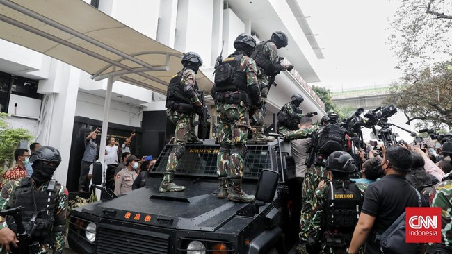Belasan anggota Brimob menjaga ketat Ferdy Sambo saat proses pelimpahan tersangka kasus pembunuhan berencana dari polisi ke Kejaksaan Agung.