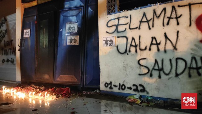 Klub Liga Spanyol Cadiz CF minta maaf telah menghias bendera Indonesia dengan pita hitam pertanda duka atas Tragedi Kanjuruhan.