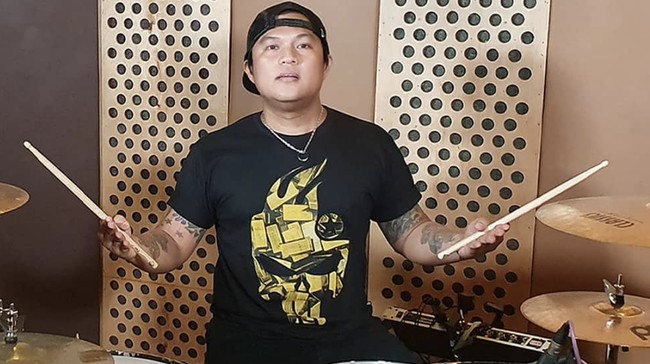 Eks drummer band Kotak, Posan Tobing, mendorong Tantri, Cella, dan Chua untuk membayar royalti bagiannya setelah hengkang sejak 2011.