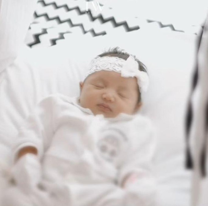 <p>Pada saat acara aqiqah, Zaskia dan suami pun mengungkap nama putrinya ini, Bunda. Bayi cantik ini diberi nama Alia shatara Khansa. <em></em>"<em>Alhamdulillah MasyaAllah tabarakAllah</em> Acara Tasyakuran Aqiqah putri ke 3 kami Baby “ Alia shatara Khansa” berjalan lancar," tulis Zaskia Gotik sebagai keterangan fotonya. (Foto: Instagram: @zaskia_gotix)</p>