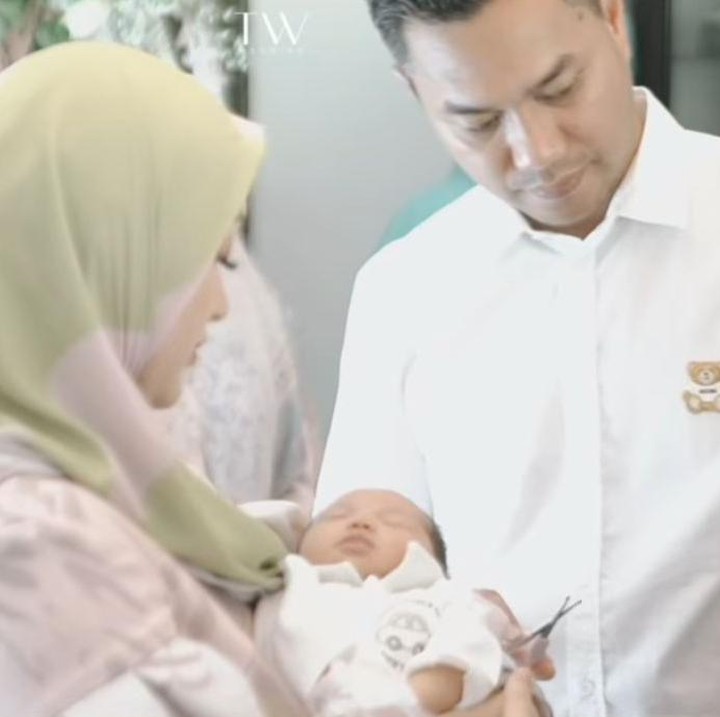 <p>Sang ayah Sirajuddin Mahmud, menggunting rambut baby Alia dengan sangat hati-hati. Baby Alia juga sangat tenang dan nyaman di dekapan sang Bunda. (Foto: Instagram: @zaskia_gotix)</p>