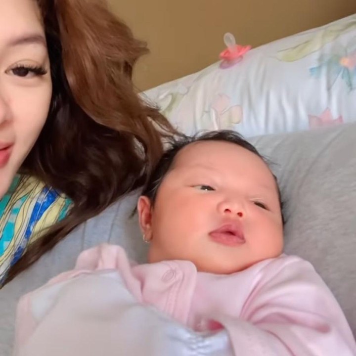 <p>Zaskia Gotik berharap anaknya bisa tumbuh menjadi anak yang sholehah. "Doain ya aunty uncle ,Semoga kelak jadi Anak yang sholehah & pintar," tulisnya sebagai keterangan foto. Kita doakan semoga baby Alia tumbuh menjadi anak yang solehah dan menyayangi kedua orang tua serta saudara-saudaranya ya, Bunda. (Foto: Instagram: @zaskia_gotix)</p>