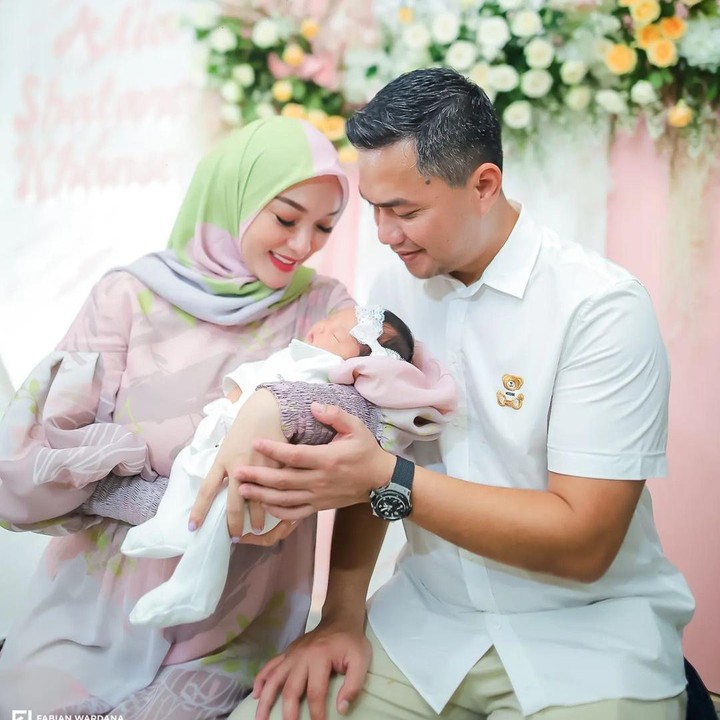 <p>"MasyaAllah lucunya anak cantik, solehah, sehat-sehat ya Dede cantik," kata seorang netizen. "Semoga menjadi anak yang sehat, baik, pintar, solehah, aminn," tutur netizen lainnya. (Foto: Instagram: @zaskia_gotix)</p>