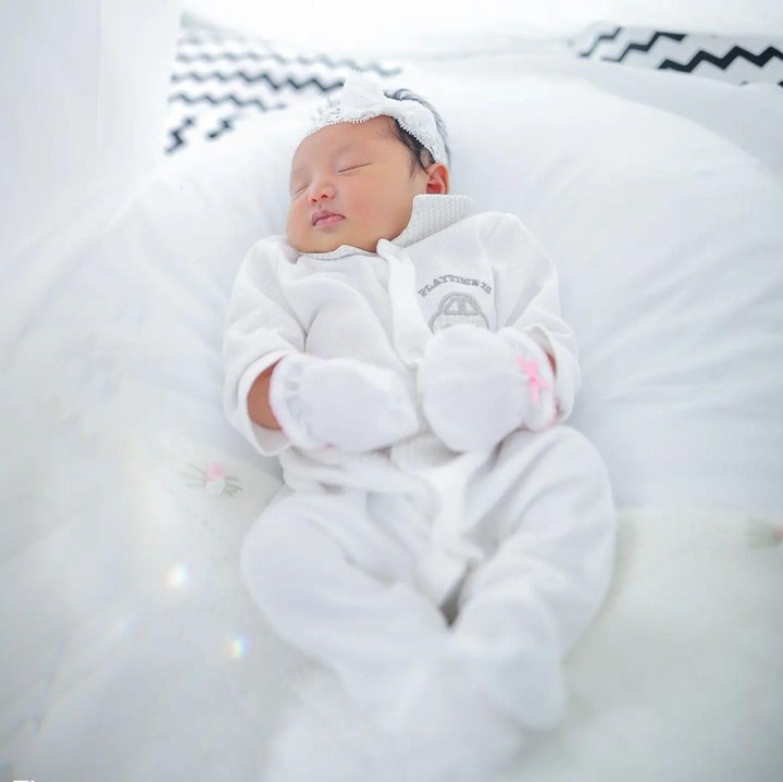 <p>Baru beberapa hari terlahir ke dunia, baby Alia sudah memiliki banyak fans nih, Bunda. Banyak dari mereka yang mendoakan baby Alia agar tumbuh menjadi anak yang cantik dan solehah. (Foto: Instagram: @zaskia_gotix)</p>