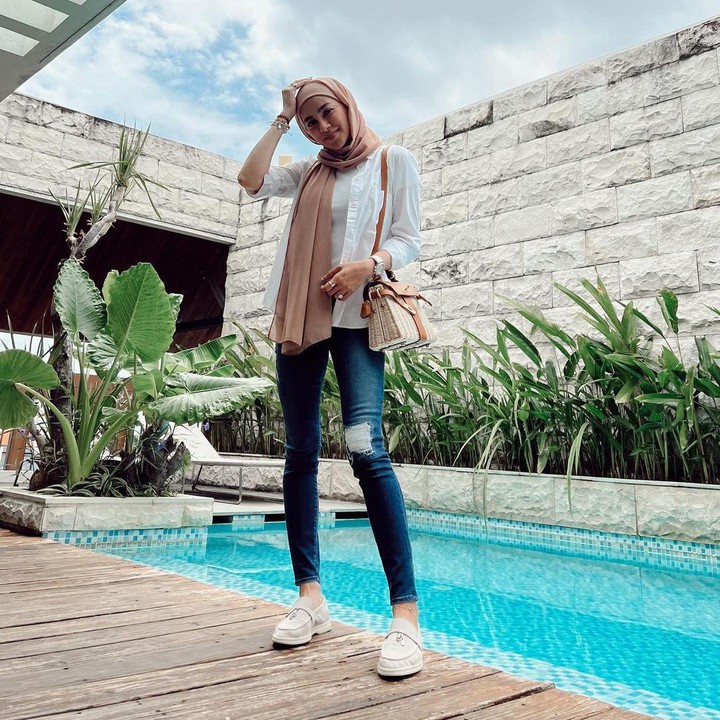 <p>Beberapa waktu lalu, Olla Ramlan kedapatan liburan ke Bali bersama sang mantan suami. Tak hanya itu, Olla juga memboyong ketiga anaknya. (Foto: Instagram: @ollaramlan)</p>