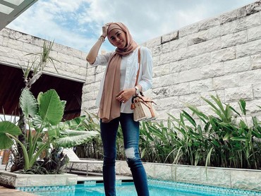 img-title Foto Bareng Reza Rahadian, Olla Ramlan Bikin Panas Aufar Hutapea?