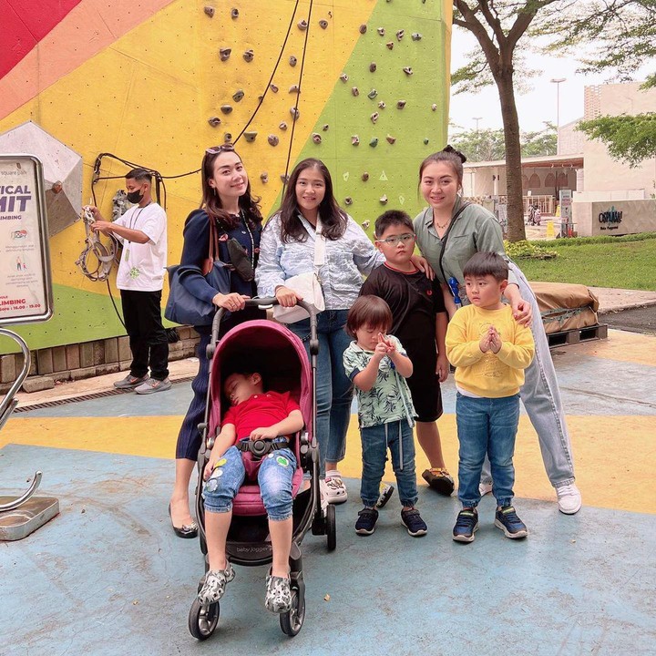 <p>Yosafat Abimanyu Purnama anak Ahok dan Puput baru-baru ini kedapatan mengunjungi kebun binatang, Bunda. Tak sendirian, sang Bunda senantiasa menemaninya. (Foto: Instagram: @btpnd)</p>