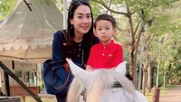 <p>Yosafat terlihat menaiki seekor kuda putih. Ia pun gagah dengan kemeja berwarna merah. (Foto: Instagram: @btpnd)</p>