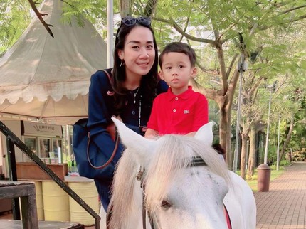 5 Potret Yosafat Anak Ahok & Puput Playdate ke Kebun Binatang dengan Teman-teman