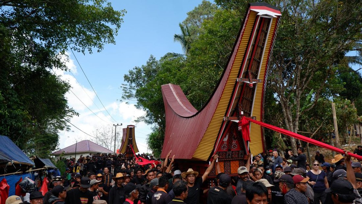 FOTO: Mengantar Arwah dalam Upacara Rambu Solo Suku Toraja