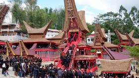 FOTO: Mengantar Arwah dalam Upacara Rambu Solo Suku Toraja