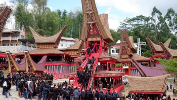 FOTO: Mengantar Arwah dalam Upacara Rambu Solo Suku Toraja