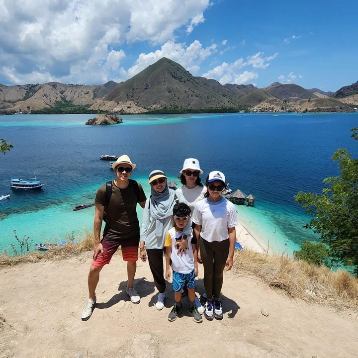 <p>Postingan liburan ini pun menuai banyak komentar dari netizen. Tak sedikit dari mereka berharap agar keluarga Rio bisa menikmati momen liburan tersebut dengan bahagia. "<em>Have fun with your family</em> bg @rio.stokhorst Bahagia dunia akhirat yaa baang... #mashaallah," tulis @ndhi*****. (Foto: Instagram @rio.stokhorst)<br /><br /><br /></p>