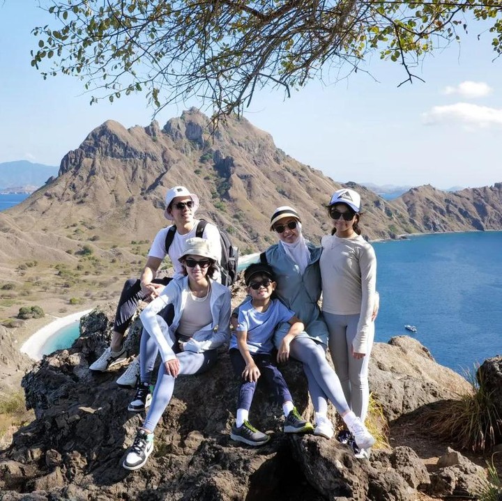 <p>Momen liburan ini tentunya menarik perhatian publik. Bagaimana tidak, keluarga harmonis ini tampak kompak dengan memakai kacamata dan topi. (Foto: Instagram @rio.stokhorst)<br /><br /><br /></p>