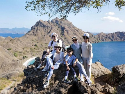 5 Potret Rionaldo Stokhorst Liburan Bersama Istri dan Anak di Labuan Bajo