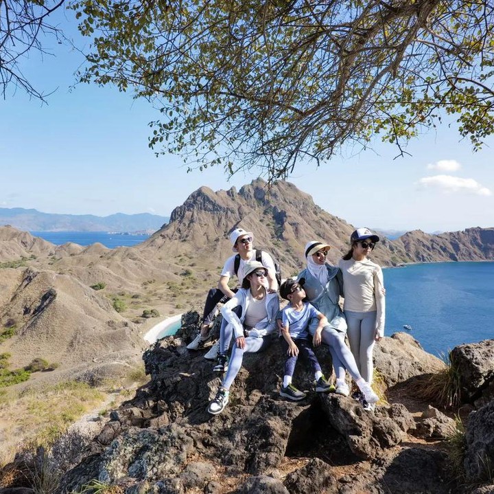 <p>Di Labuan Bajo, Rionaldo Stokhorst bersama sang istri dan ketiga anaknya mengunjungi Pulau Kelor. Untuk menikmati pemandangan dari atas pulau, pesinetron tersebut turut menunjukkan bagaimana perjuangan keluarganya saat menapaki jalan bebatuan dan curam. (Foto: Instagram @rio.stokhorst)<br /><br /><br /></p>