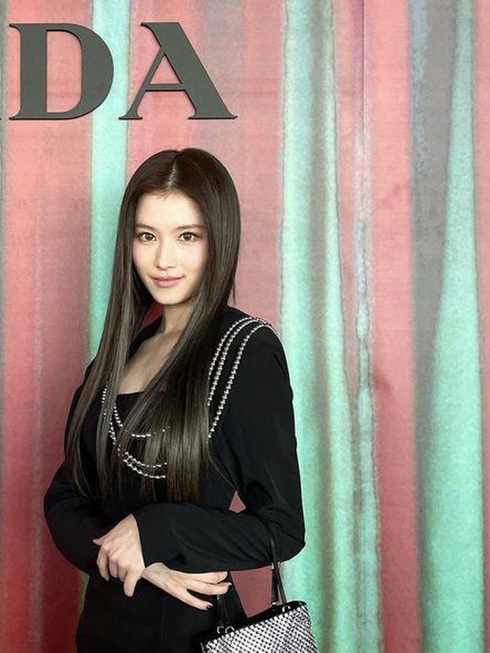 Sama seperti Kim Tae Ri, Sana 'TWICE', tampil anggun dengan dress panjang warna hitam dan sling bag senada dari Prada saat menghadiri event Prada di Milan Fashion Week/ foto: instagram.com/m.by__sana