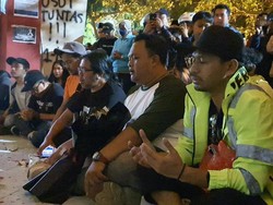 Bonek Melebur dalam Doa Bersama Aremania di Stadion Kanjuruhan