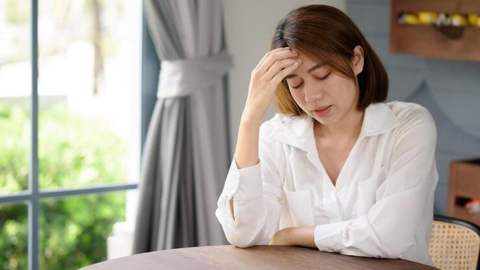 Bukan cuma memicu stres, kebiasaan berpikiran negatif juga dapat memicu penuaan dini.