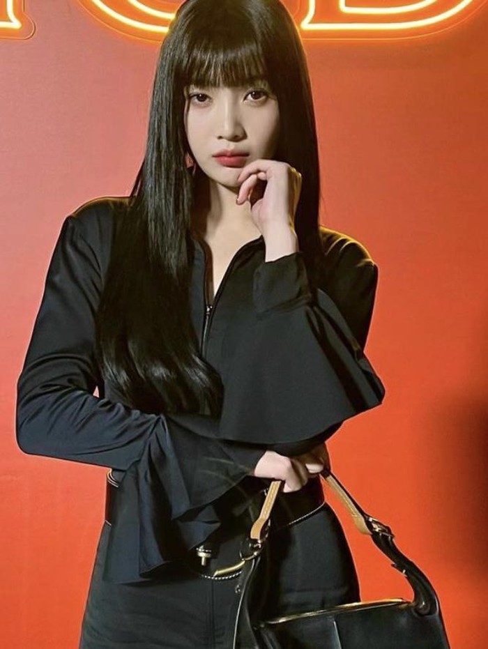 Setelah rekan satu grupnya, Seulgi, hadir di New York Fashion Week, kali ini giliran Joy hadir di Milan Fashion Week, dengan outfit serba hitam dari Tods./ foto: instagram.com/_imyour_joy