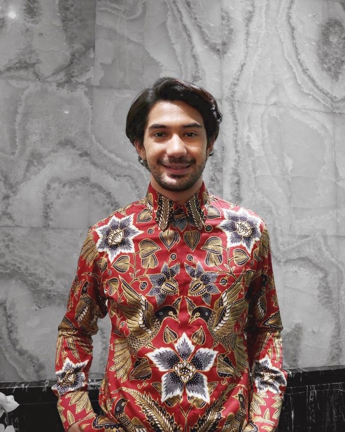 Soal penampilan, Reza Rahadian memang tidak pernah luput dari pusat perhatian. Salah satu penampilan yang curi perhatian adalah saat pemeran film Habibie & Ainun ini mengenakan batikyang didominasi oleh warna merah. (Foto: Instagram @officialpilarez)