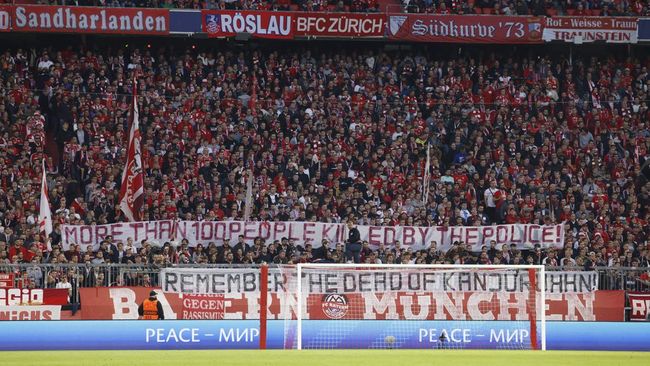 Suporter Bayern Munchen menunjukkan solidaritas kepada pendukung Arema FC dan juga sepak bola Indonesia dengan mengenang Tragedi Kanjuruhan.