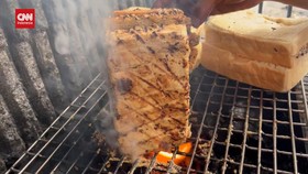VIDEO: Mencicipi Lezatnya Roti Bakar Legendaris Kota Bandung