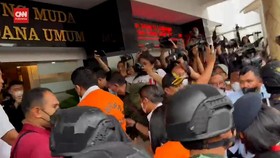 VIDEO: Berbaju Oranye, Sambo-Putri Dilimpahkan ke Kejaksaan