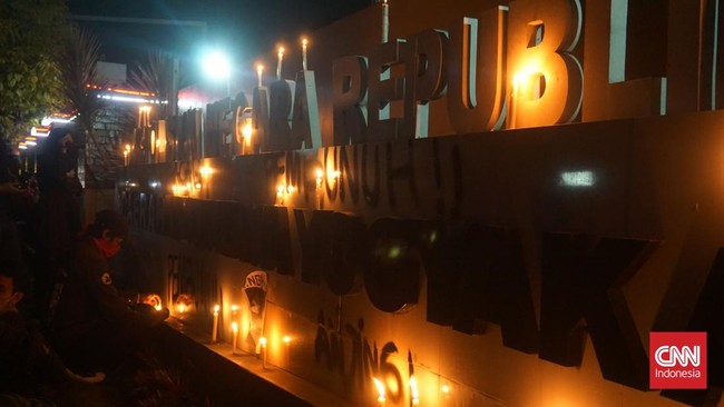 Puluhan orang yang menggelar aksi solidaritas untuk tragedi Kanjuruhan mencoret Mapolda DIY dengan kata-kata 'Pembunuh' dan 'Anjing'.
