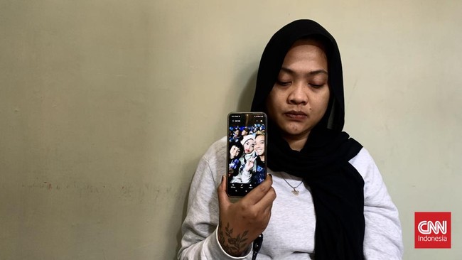Elmiati kehilangan suami dan anak bungsu untuk selamanya usai terjebak di pintu 13 Stadion Kanjuruhan usai duel Arema vs Persebaya, akhir pekan lalu.