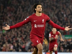 Klopp Buka Peluang Banyak Mainkan Alexander-Arnold di Tengah